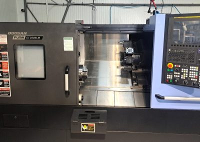 DOOSAN PUMA GT2600 LM – 2022 CNC three-axis lathe with driven tools Control systém: FANUC I-series Number of controlled axes: 3, 400 engine hours, new machine condition